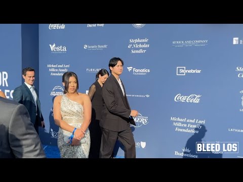 Shohei Ohtani des Dodgers et sa femme marchent sur le tapis bleu de la Dodgers Foundation lors du Blue Diamond Gala