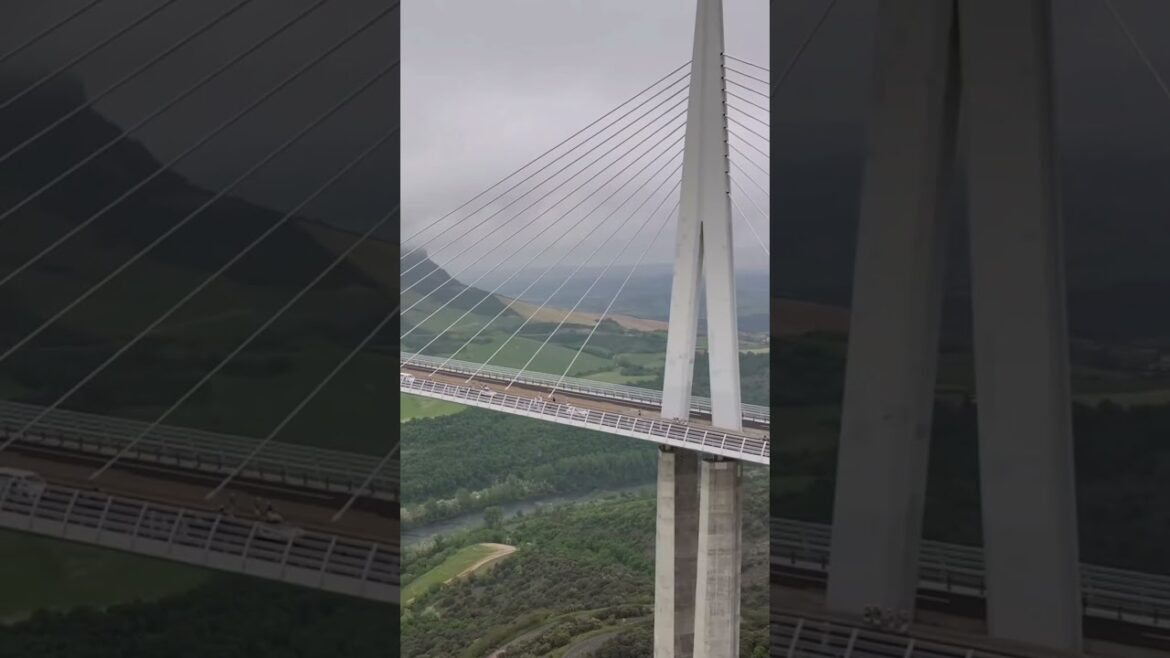 La Flamme Olympique prend de la hauteur au Viaduc de Millau 🔥 #paris2024
