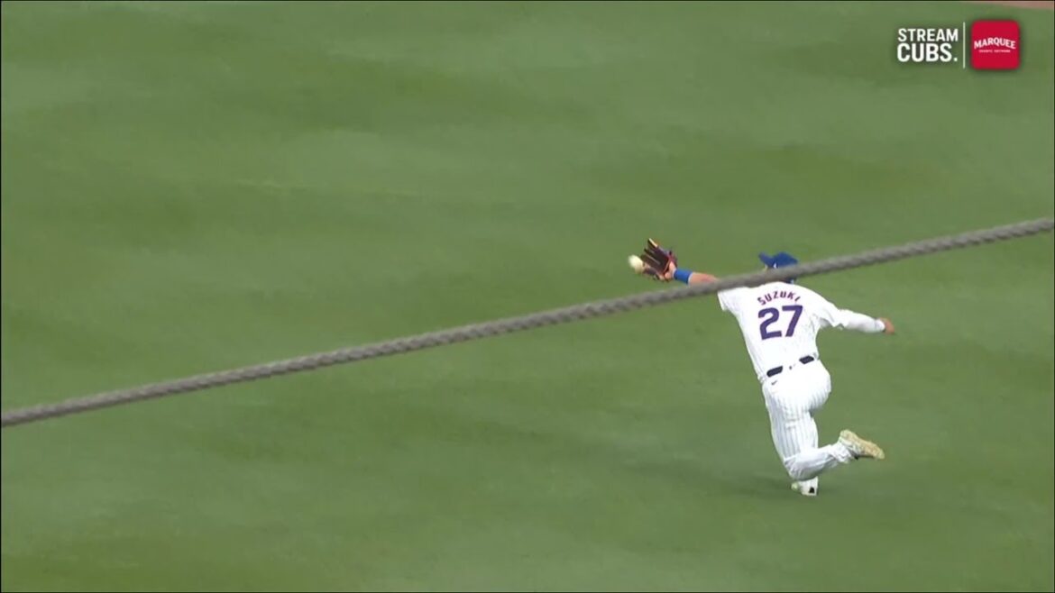 Seiya Suzuki Belle prise coulissante ! Il a brillamment attrapé une balle longue frappe qui a volé vers le terrain du centre droit.