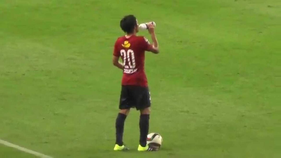 Coup franc de Gaku Shibasaki ! C'est un coup de pied aérien !