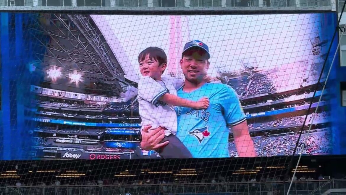 Soirée Bobblehead du lanceur des Blue Jays de Toronto Yusei Kikuchi.  Son Leo lance sa première vidéo 4K HDR