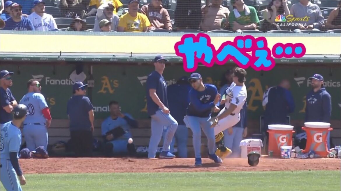 Yusei Kikuchi joue un jeu rare dans le football américain. Il interfère avec la défense en taclant un adversaire poursuivant une fausse mouche. Au bord d’une bagarre, Guerrero Jr. et Bichette se mettent également en colère. Yusei Kikuchi joue un jeu rare dans le football américain. Il interfère avec la défense en taclant un adversaire poursuivant une fausse mouche. Au bord d'une bagarre, Guerrero Jr. et Bichette se mettent également en colère.