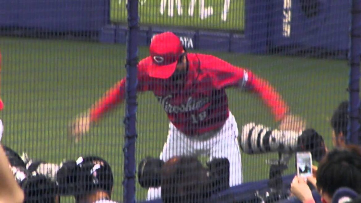 Danse Maeken du lanceur de carpes d'Hiroshima Kenta Maeda_2013041301