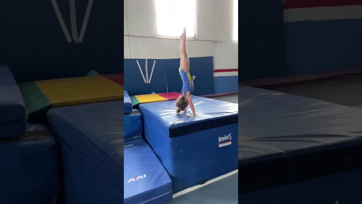 la petite Emma à la conquête du coffre-fort.  ❤️#Jeux Olympiques #Gymnastique #GymnastiqueArtistique #Sports