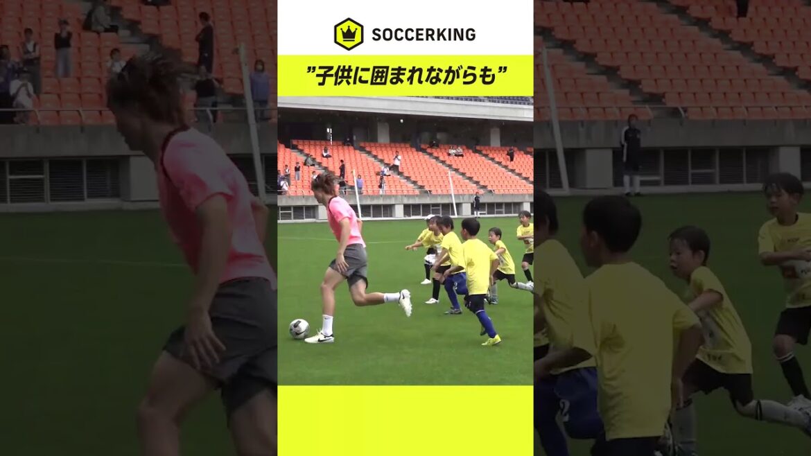 #Kitaka Itakura joue à un mini-jeu dans le cours de football, faisant de son mieux même lorsqu'il est entouré d'enfants ⚽️ #Équipe nationale de football du Japon #KCP Saikou