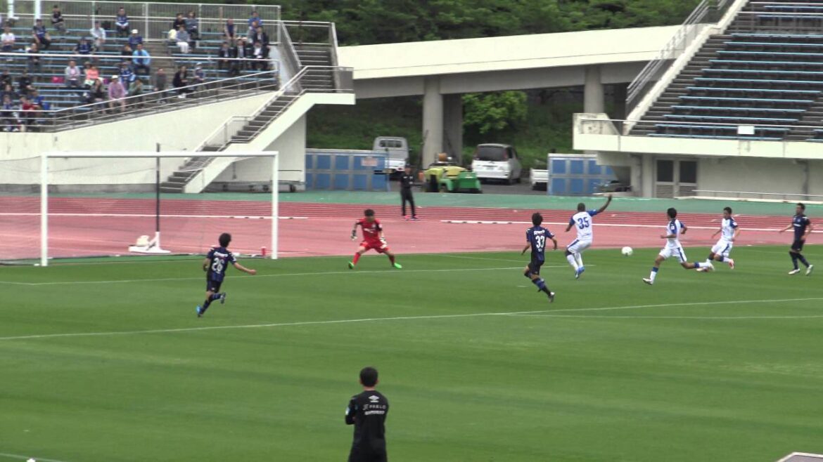 Omori réussit la passe en profondeur de Ritsu Doan, mais le centre est coupé par Daniel 16.4.23 J3 Gamba Osaka U-23 2-2 Oita Trinita