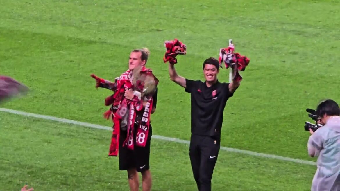 Hiroki Sakai et Scholzgami saluent leurs supporters - Photo de groupe avec des amis. Urawa Reds vs Jubilo Iwata 30 juin 2024 J League