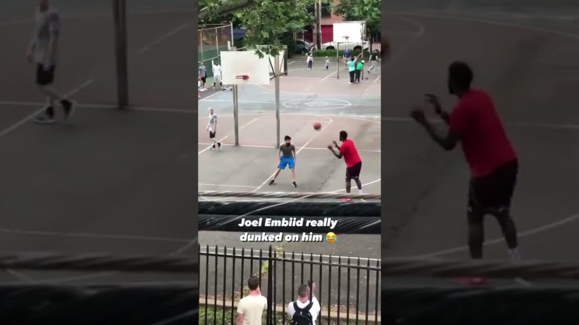 L'époque où Joel Embiid jouait au pick-up et faisait un dunk sur un type au hasard dans le parc 😂