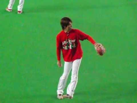 2010 Kenta Maeda attrape la balle en lecture lente 2010 Kenta Maeda attrape la balle en lecture lente