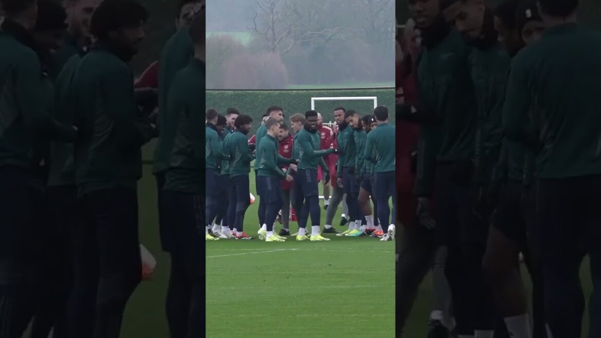 ❤️ Les joueurs d’Arsenal accueillent Takehiro Tomiyasu de retour à l’entraînement #shorts #arsenal #championsleague ❤️ Les joueurs d'Arsenal accueillent Takehiro Tomiyasu de retour à l'entraînement #shorts #arsenal #championsleague