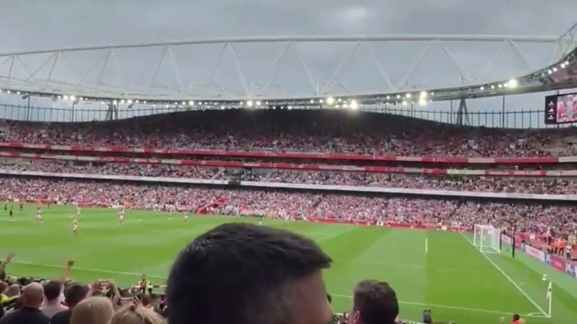 Arsenal chante The Angel (North London Forever) pour la première fois cette saison contre le Bayer Leverkusen