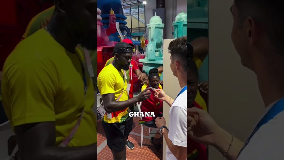 L'art de l'échange de pin's... Une autre façon pour les Jeux olympiques de rassembler tout le monde 🥹 #Paris2024