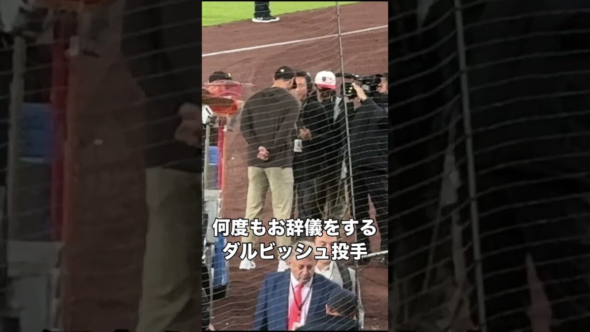 L'intervieweur s'est également incliné à plusieurs reprises et a été très poli.