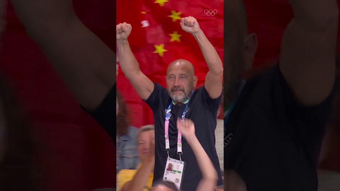 Thomas Ceccon’s golden moment in the 100m backstroke and that heartfelt team hug says it all! 🥇🥹