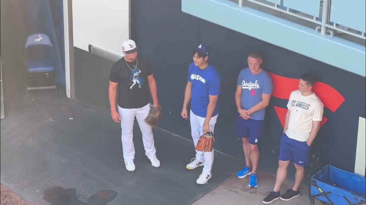 Shohei Ohtani au lancer et Yoshinobu Yamamoto dans l'enclos des releveurs.