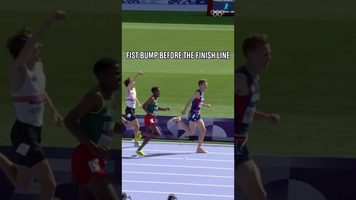 👊 A fist bump before crossing the finish line. A sign of respect.