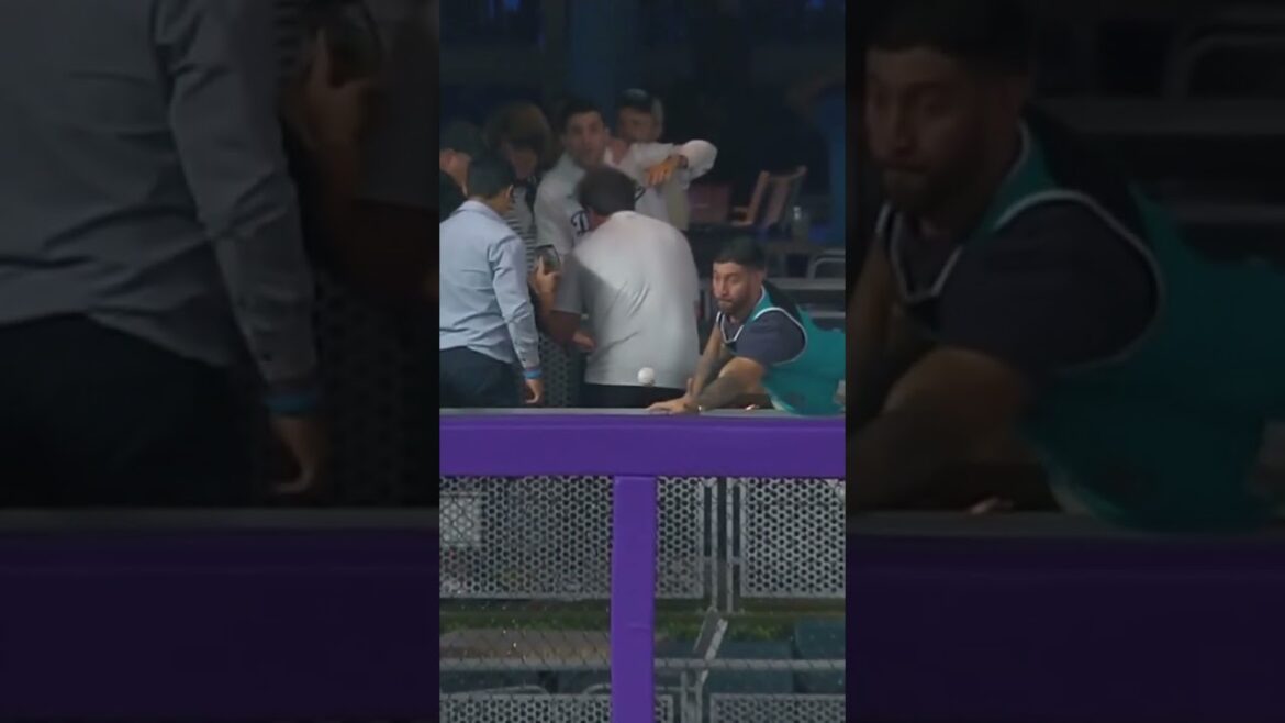 Un fan laisse tomber le légendaire ballon de home run 50/50 de Shohei Ohtani #mlb #baseball #fail