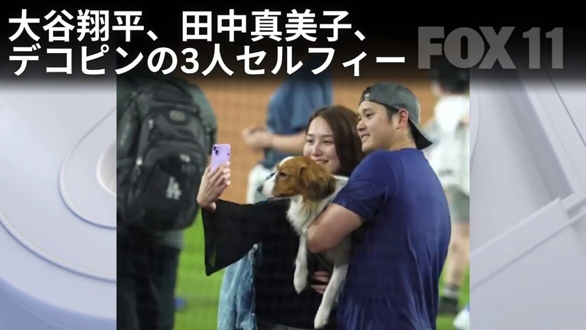 Shohei Ohtani, Mamiko et Decoy prennent un selfie après leur victoire Shohei Ohtani, Mamiko Tanaka et Dekopin selfie