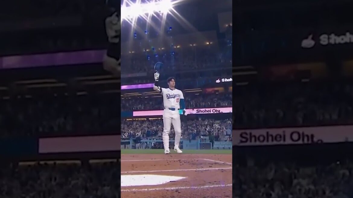 Shohei Ohtani reçoit une standing ovation alors qu'il rentre chez lui après son accomplissement historique 50/50 ⭐️