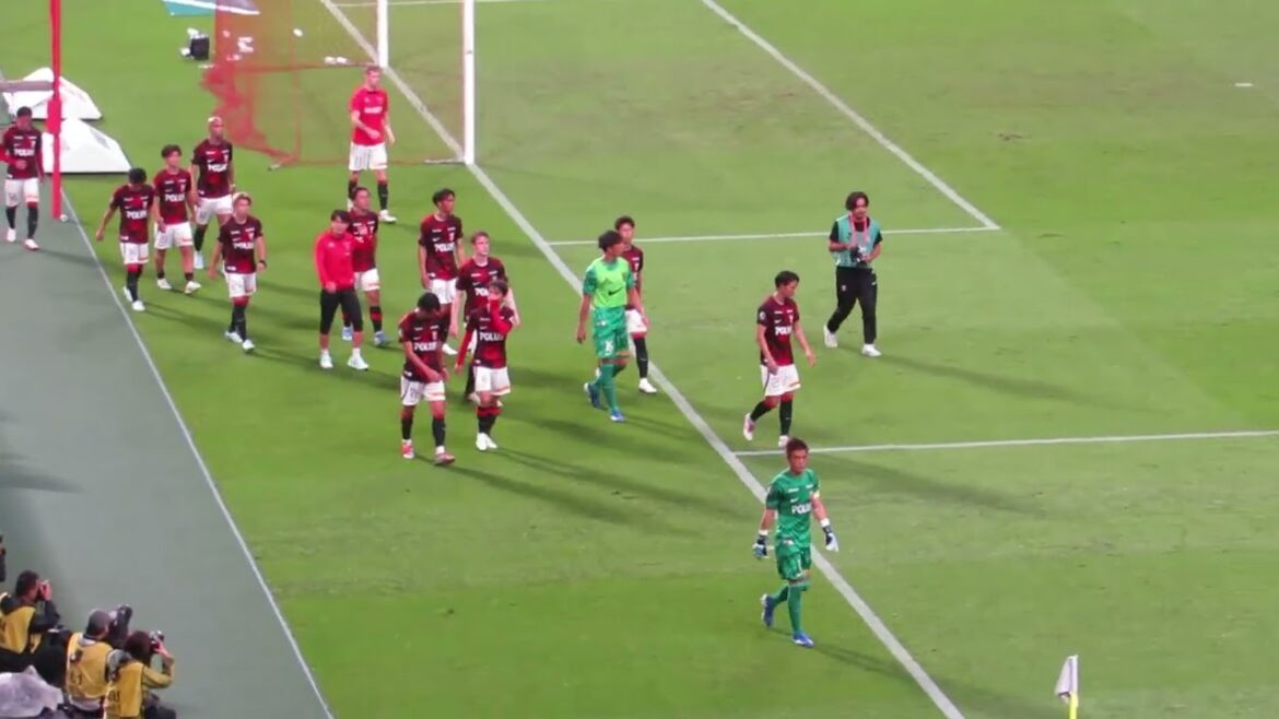 Salutations derrière le but et au staff principal après le match 31e journée de la Ligue Meiji Yasuda J1 2024 samedi 21 septembre 2024 19:04 COUP D’ENVOI VS FC Tokyo @Saitama Stadium 2002 Salutations derrière le but et au staff principal après le match 31e journée de la Ligue Meiji Yasuda J1 2024 samedi 21 septembre 2024 19:04 COUP D'ENVOI VS FC Tokyo @Saitama Stadium 2002