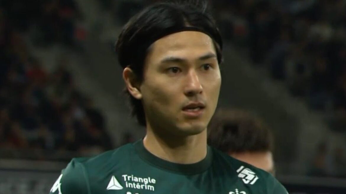 Takumi Minamino, dynamique malgré le désavantage numérique ! Il a marqué le premier but après un dribble spectaculaire, mais celui-ci s’est avéré être hors-jeu… Takumi Minamino, dynamique malgré le désavantage numérique ! Il a marqué le premier but après un dribble spectaculaire, mais celui-ci s'est avéré être hors-jeu...