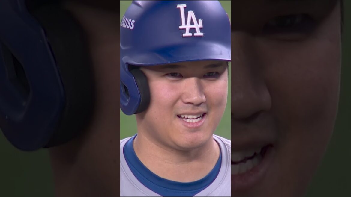 Shohei Ohtani rigole après qu'il ait été prouvé qu'il avait été touché par un lancer 😂 #mlb #yankees #worldseries
