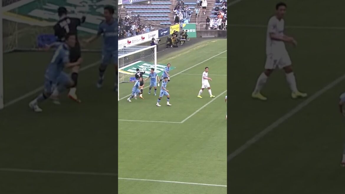 [Sans se décourager]Eiji Kawashima, 41 ans, réalise un saut horizontal spectaculaire, touche le ballon du bout des doigts et défend le but !