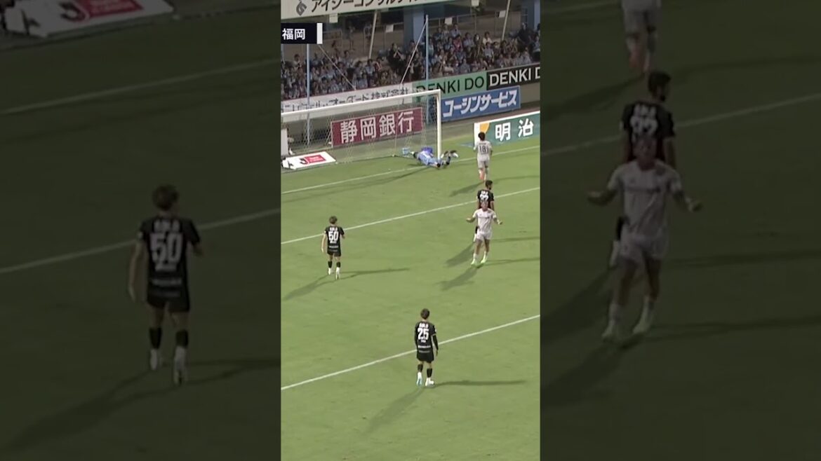 [Gardien]Eiji Kawashima fait une super réaction et sauve contre la tête de Wellington