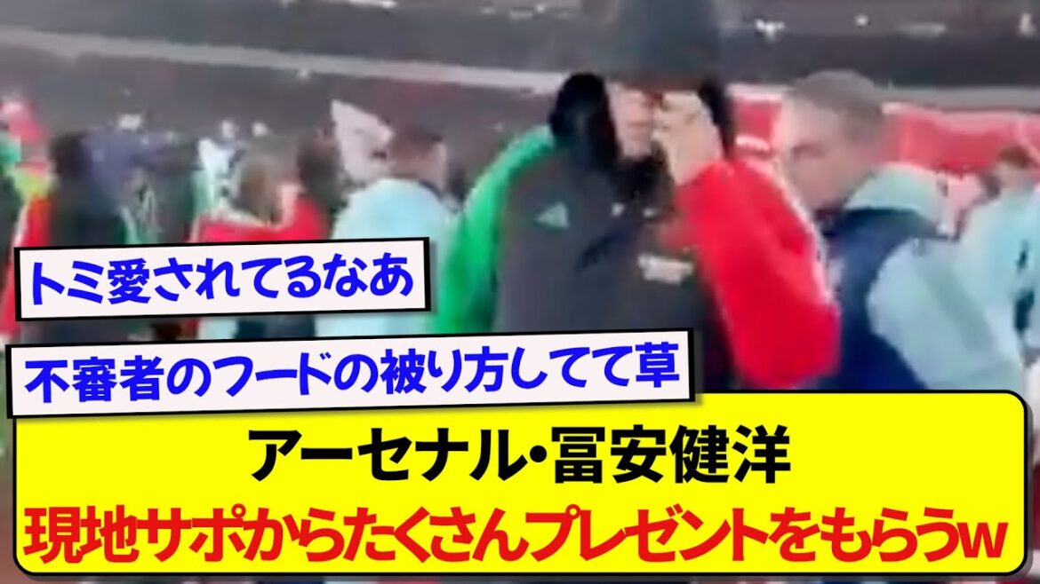 Takehiro Tomiyasu d'Arsenal reçoit de nombreux cadeaux des supporters locaux d'Arsenal www