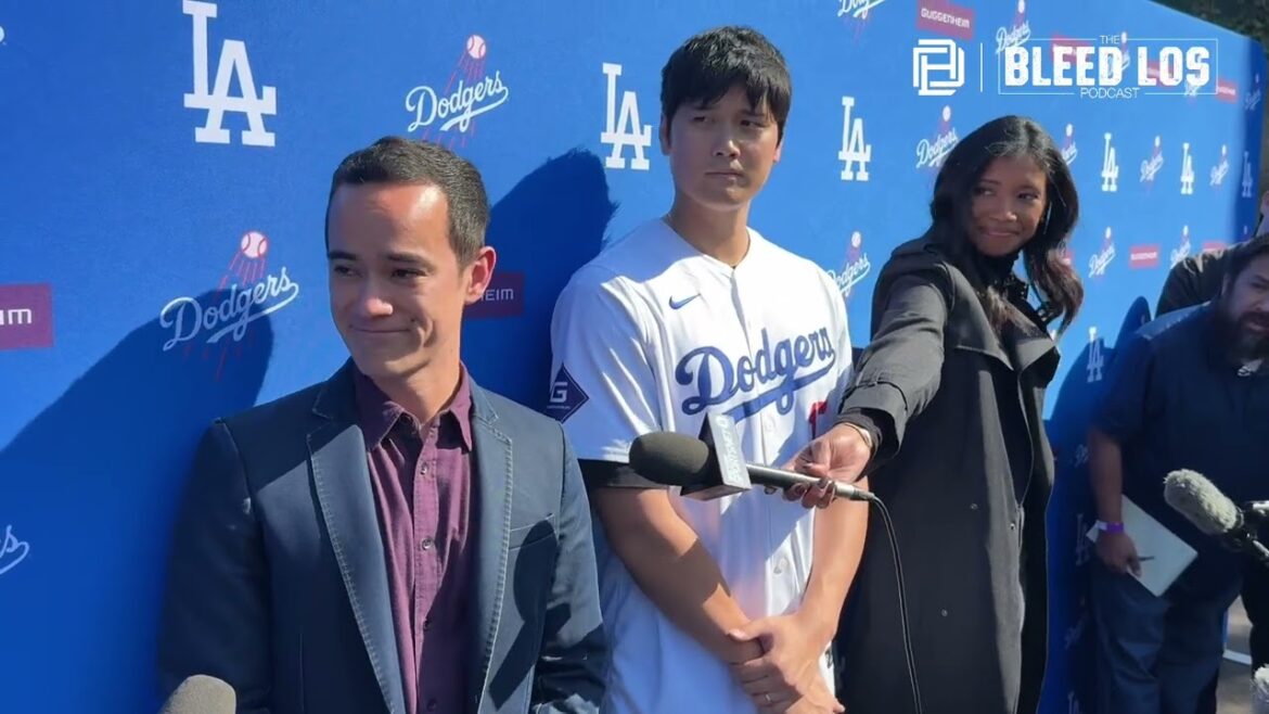 Dodgers Shohei Ohtani parle aux médias lors de la fête des fans de Dodger