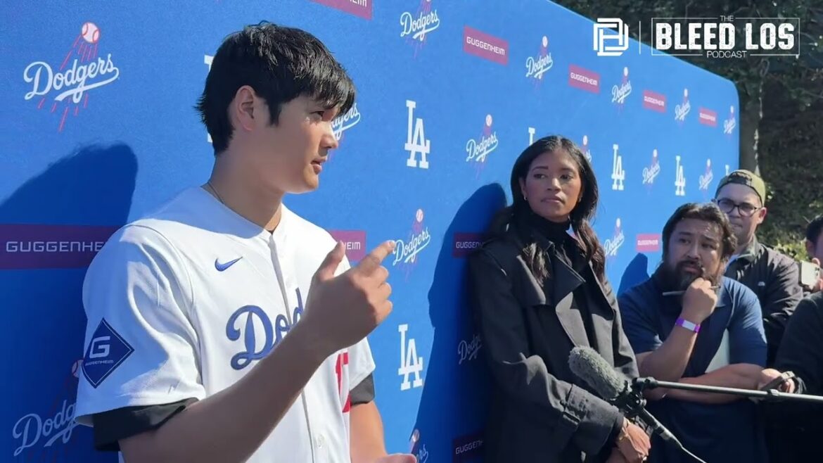 Shohei Otani des Dodgers parle aux médias du Dodgers Fest