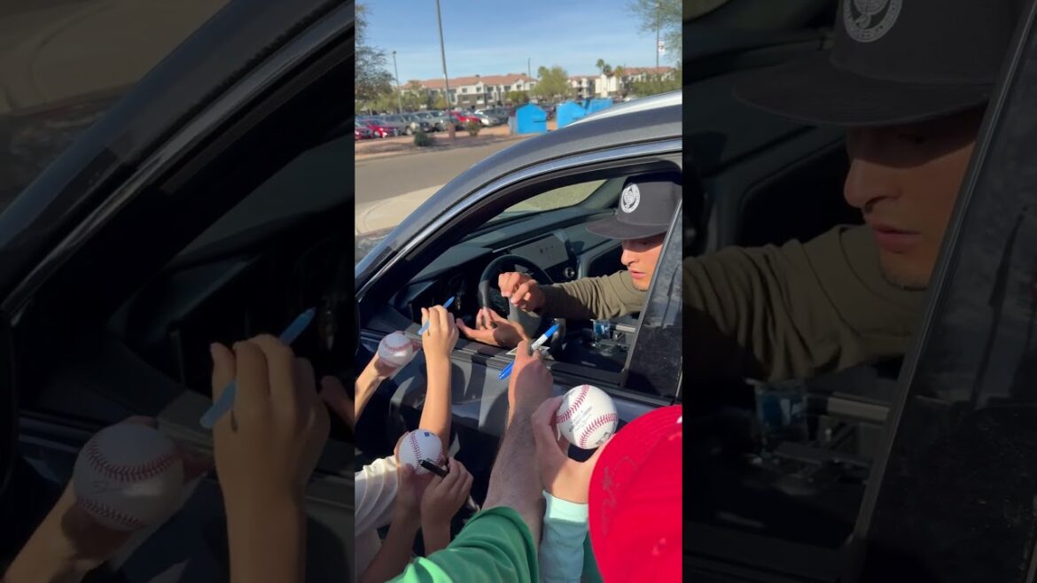 Darvish était fatigué, mais il a donné un panneau aux enfants. Grand service de fans, amour pour le baseball! merci! #darvaisish #pades #shoheiohtani #major camp Darvish était fatigué, mais il a donné un panneau aux enfants. Grand service de fans, amour pour le baseball! merci! #darvaisish #pades #shoheiohtani #major camp