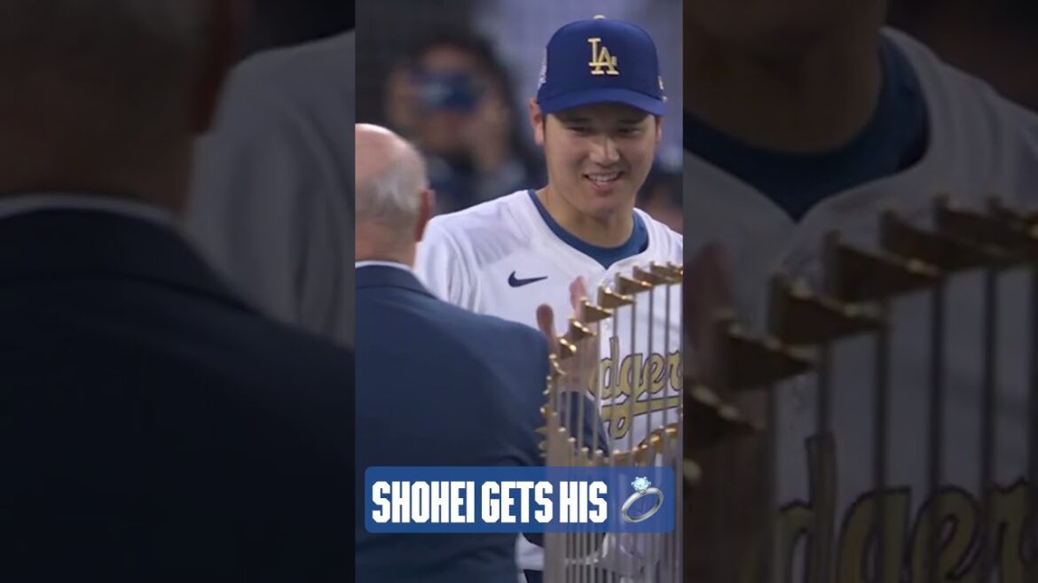 Le moment où il attendait ... Shohei Ohtani reçoit sa première bague World Series 💍