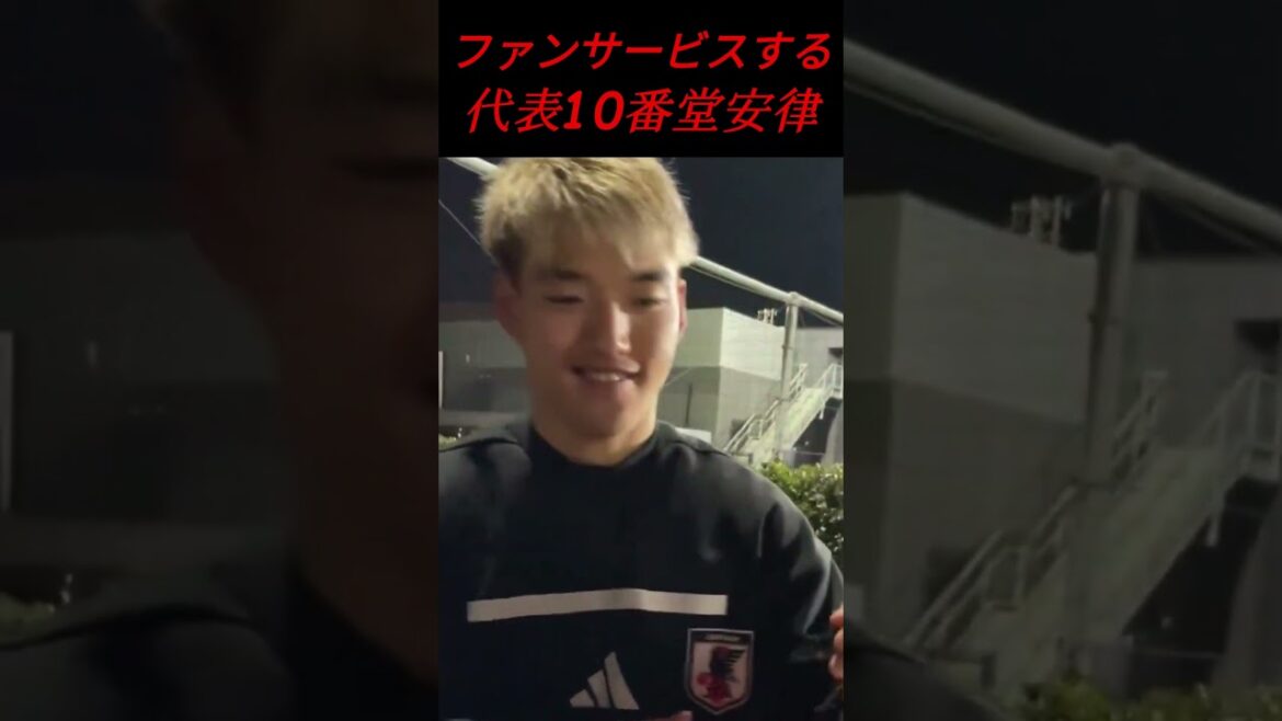 Doan Ritsu, le 10e représentant, fournissant un service de fans