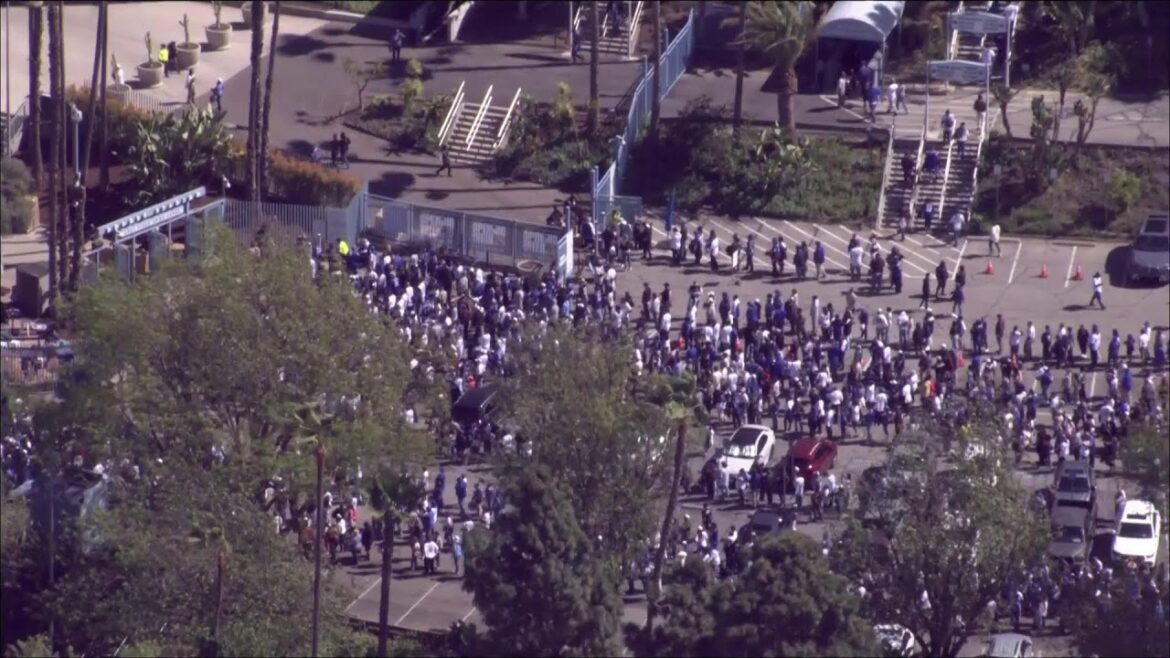 Live: les fans des Dodgers font la queue pour Shohei Ohtani Bobblehead Live: les fans des Dodgers font la queue pour Shohei Ohtani Bobblehead