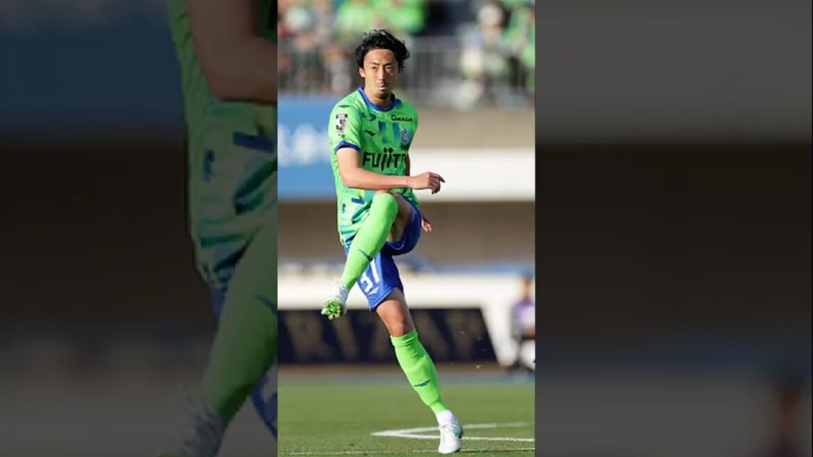 Yuto Suzuki le plie parfaitement dans le coin! 💚💙
