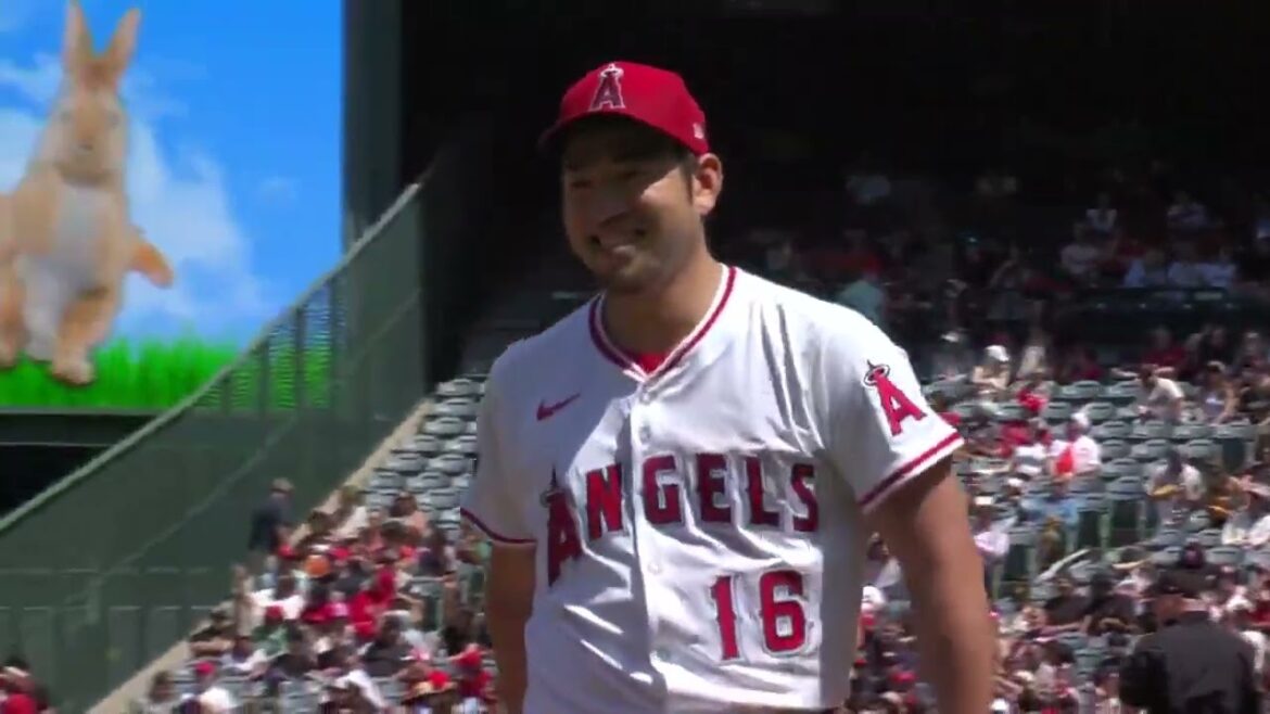 Yusei Kikuchi accroche la doublure derrière son dos! 😮 Yusei Kikuchi accroche la doublure derrière son dos! 😮