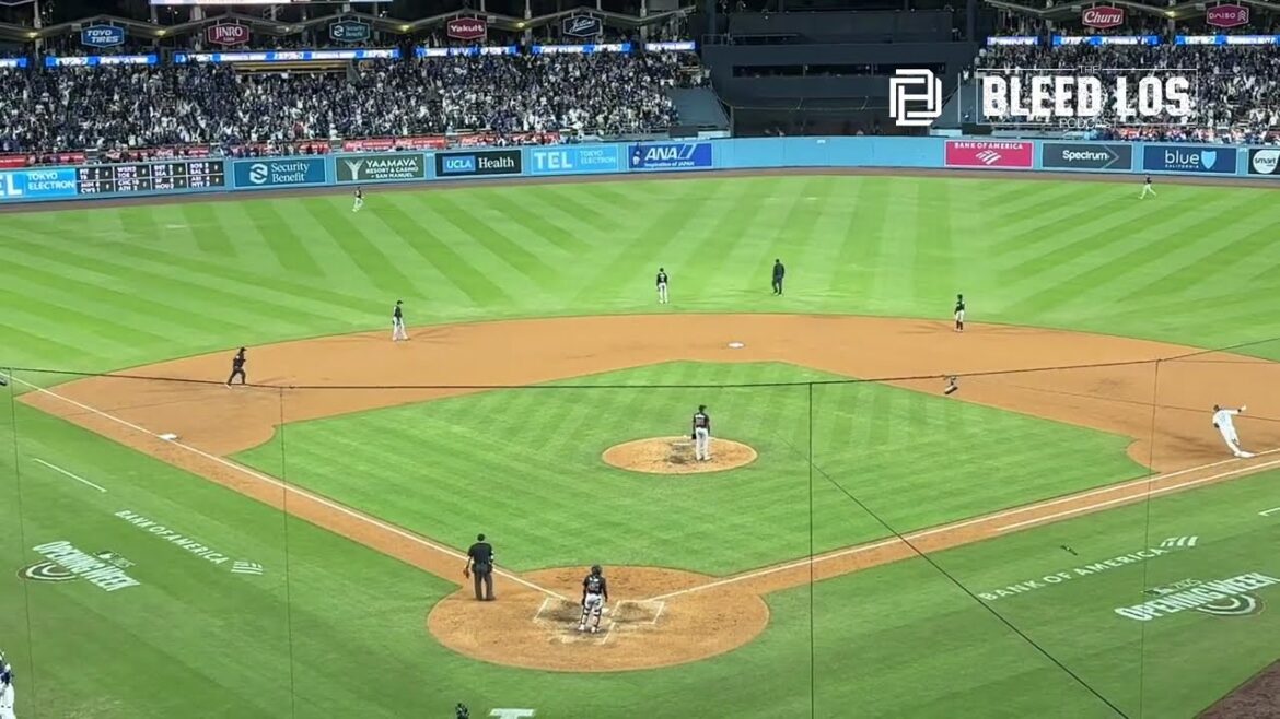 Les Dodgers Shohei Ohtani frappent le circuit à domicile lors de sa soirée bobblehead alors que les fans éclatent! Les Dodgers Shohei Ohtani frappent le circuit à domicile lors de sa soirée bobblehead alors que les fans éclatent!