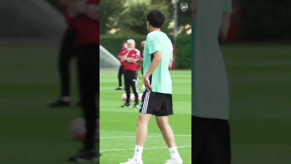 Takehiro Tomiyasu sur un terrain d'entraînement