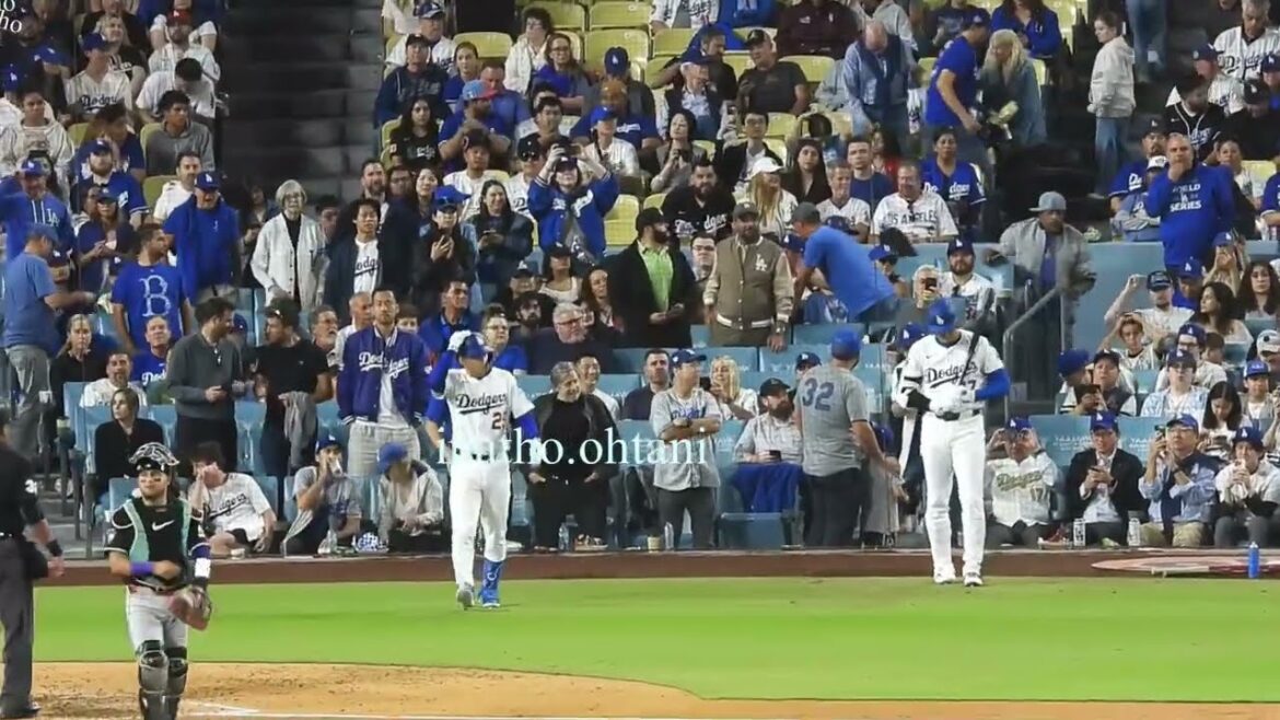 Yoshida Maya se mélange avec les fans et se lève de son siège pour l'encourager! Çons se démarque parce qu'il est grand. Je me demande si Otani Shohei a été surpris qu'il n'ait jamais pu y rester. Je regardais le match avec les yeux passionnés d'un athlète # Dodgers # Shohei