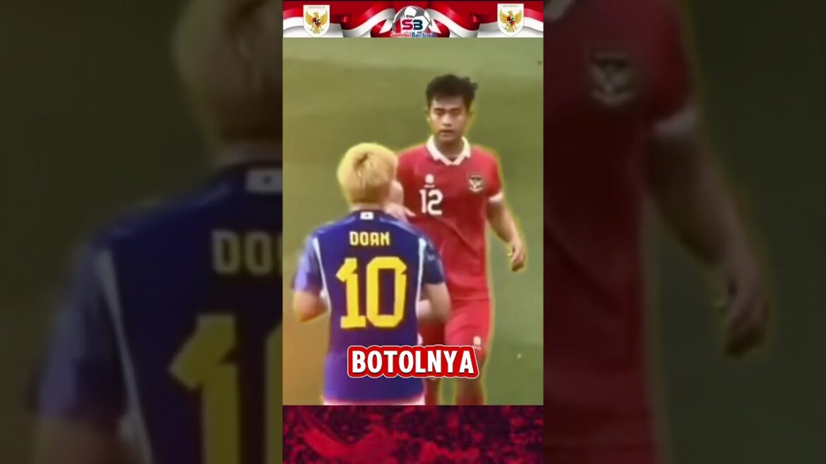 Les joueurs japonais sont très polis pour aider Pratama Arhan à boire. #Timnasindonesia #pratamaarhan