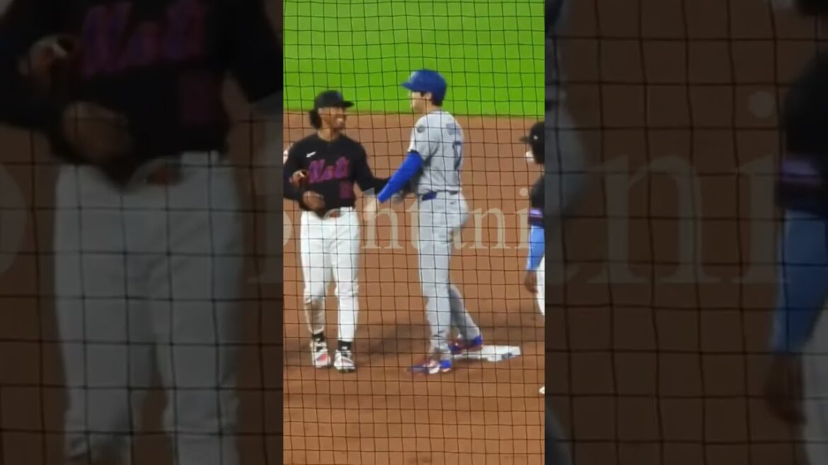Lindor touche tellement Otani Shohei !! Çons je suis allé au deuxième but, tant de joueurs de Mets se sont réunis! Tout le monde aime Otani, donc je vais en profiter pour le toucher et le toucher! shohei ohtani # dodgers # mets