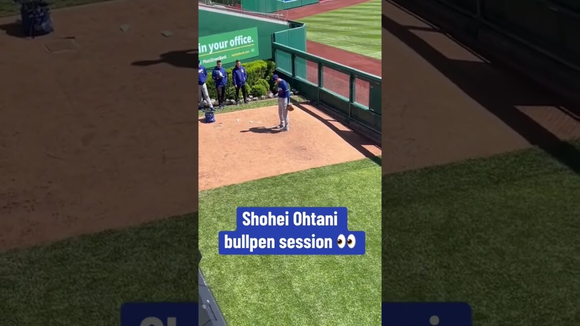Shohei Ohtani se réchauffe dans l'enclos des releveurs 👀 (via Ryanclary11 / X)