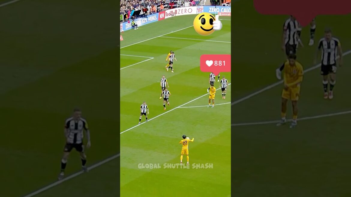 Seul Mito Kaoru a est une technique unique de piège à poitrine! Le monde est étonnant⚽🔥 #shorts #Mitoma 3