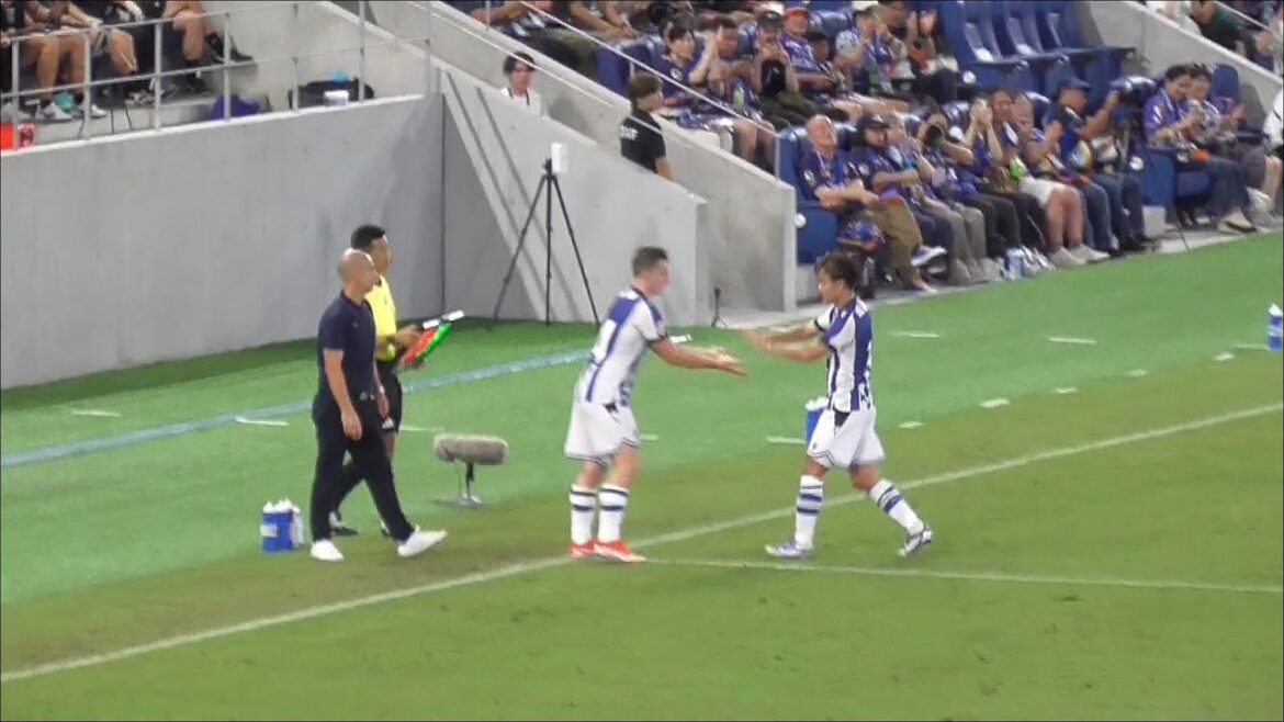 Lorsque Kubo Takefusa se retire sur le banc par des substitutions, il regarde avec de grands applaudissements dans le stade. . V. Falane Nagasaki vs Real Sociedad Peace Stadium Nagasaki Stadium City 20250721