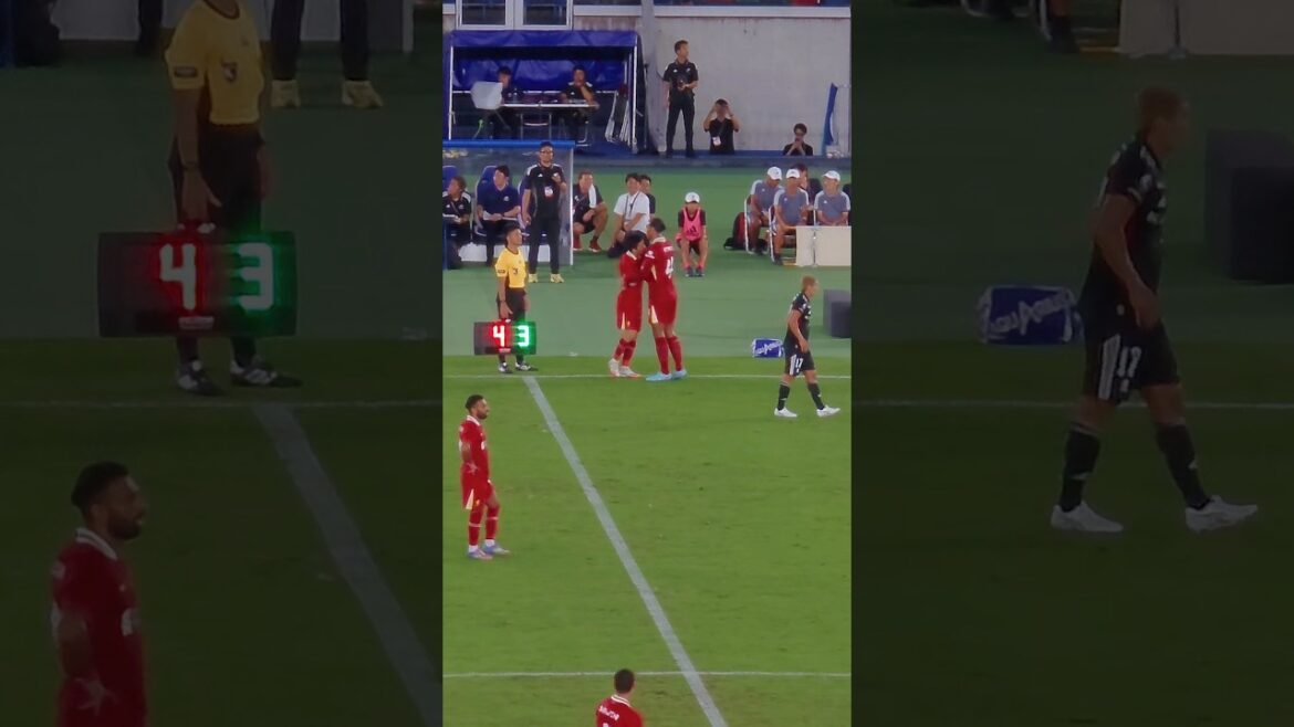 Un moment spécial - Virgile passe le brassard du capitaine à Wataru Endo 🔥. # Shorts #shortvideo #fyp