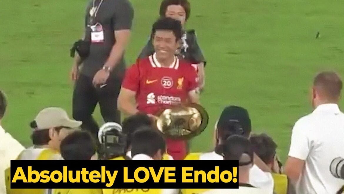 Moment Wataru Endo faisant les honneurs de soulever le trophée du Challenge du monde de la J-League pour Liverpool