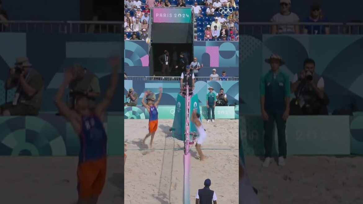 Adrian Carambula et son super-héros servent! 🏐🔥 #Volleyball | # Paris2024