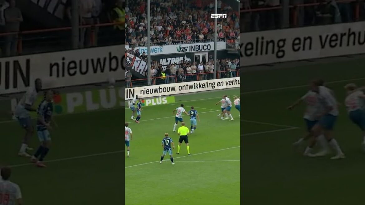 La défense de Volendam néglige Ko Itakura, qui travaille l'égaliseur contre les cordes 👏🇯🇵