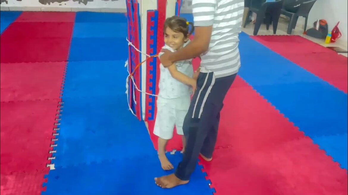 L'étirement du karaté est vraiment douloureux, la division de la jambe de karaté #sachinkarate karate étirement, division des jambes